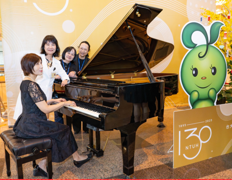 Prof Cheng Shao-Yi plays piano